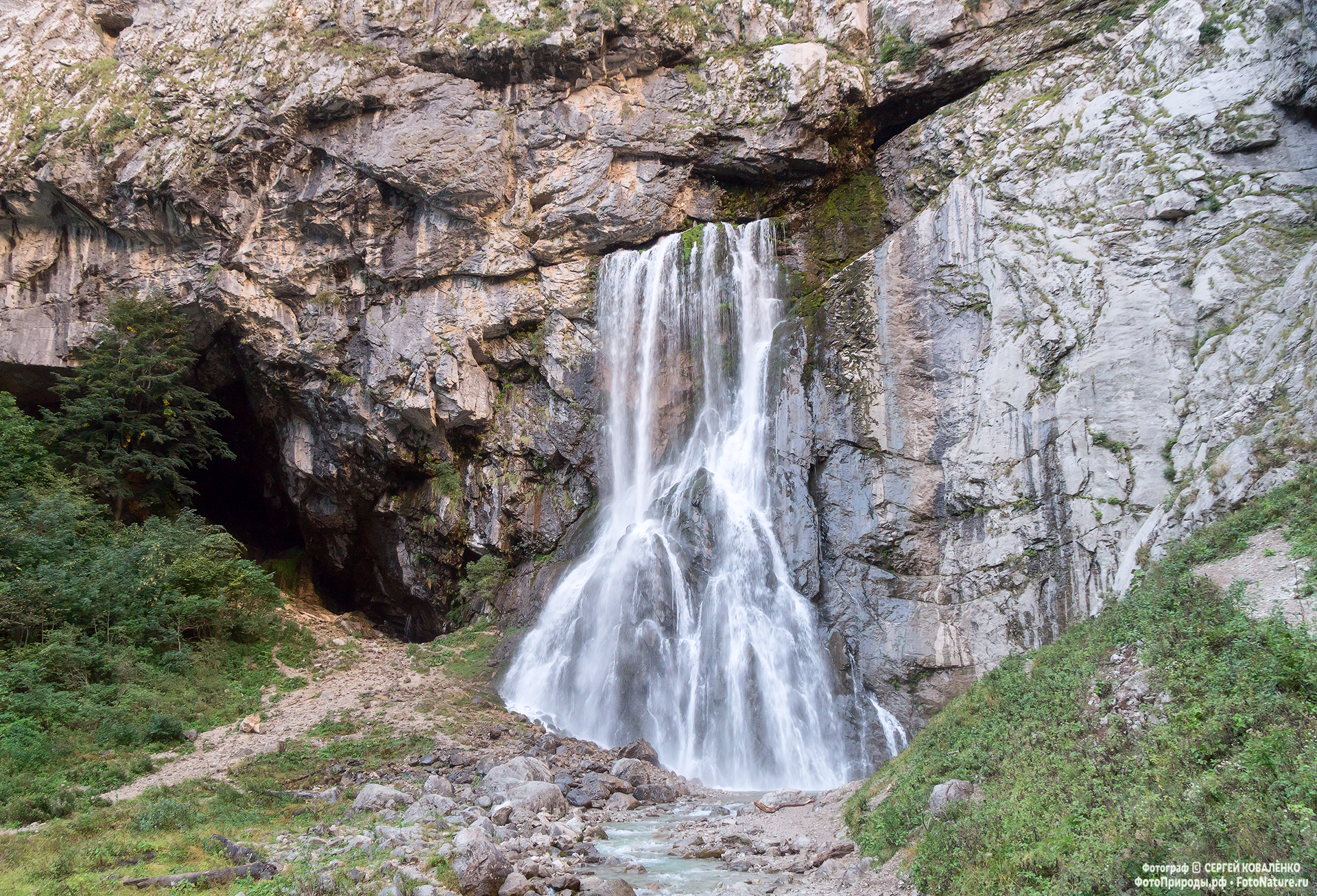 Абхазия водопады. Гегский водопад грот. Гегский водопад пещера. Шубарский водопад Абхазия. Гаагский водопад в Абхазии.